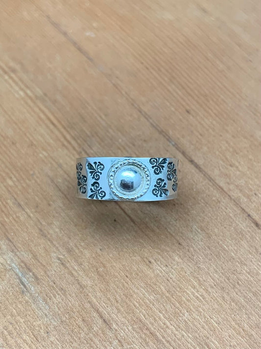 Round Bump Out w/ Stamped Band