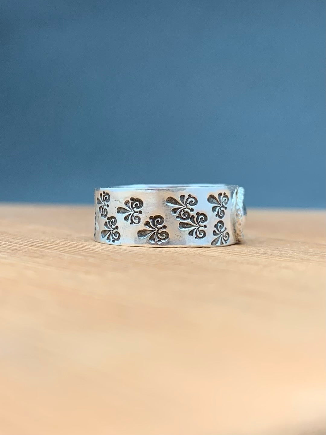 Round Bump Out w/ Stamped Band