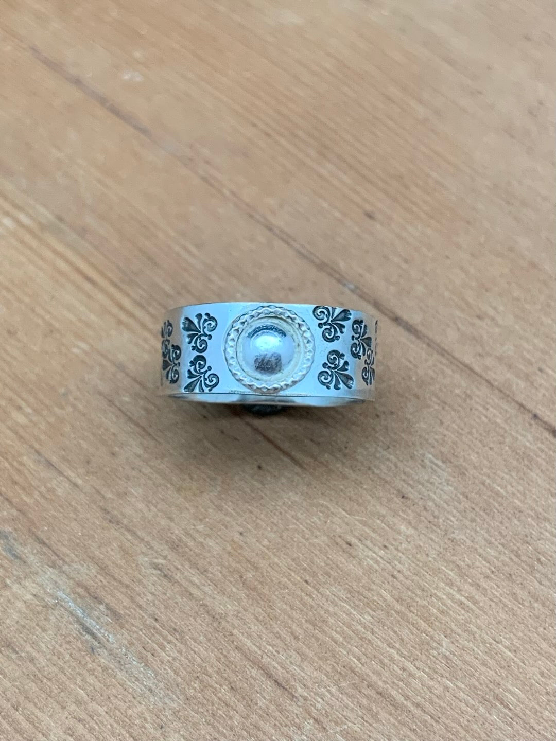 Round Bump Out w/ Stamped Band